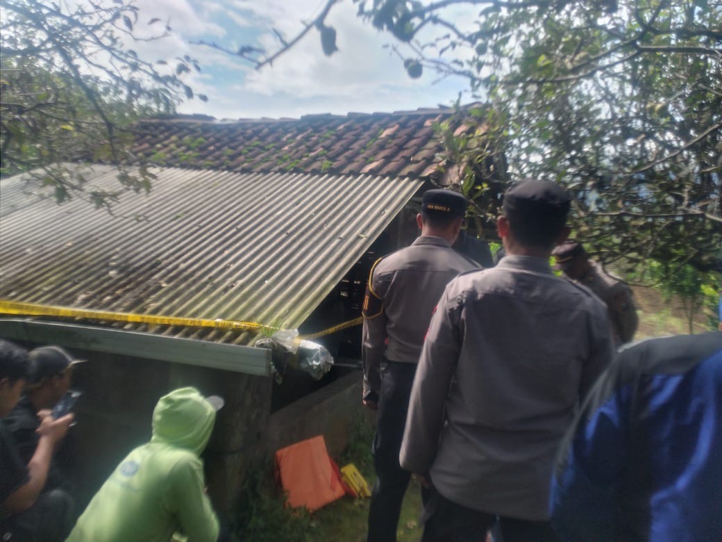 Petani Ditemukan Tewas Tergantung di Gubuk Kebun Apel Pujon, Polisi Pastikan Tak Ada Tanda Kekerasan 5 bc7263ec 89d0 4c0c b964 499adb35f576