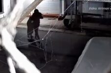 Rekaman CCTV memperlihatkan detik-detik aksi penjambretan terhadap seorang perempuan paruh baya di kawasan Pasar Baru Pujon Lor, Kabupaten Malang, Selasa (6/1/2026) pagi. (Moch Firman/ Tagarjatim.id)