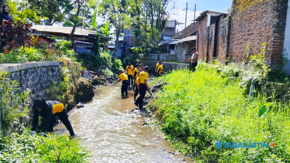 Polisi Lakukan Bersih-bersih Sungai, Dukung Gerakan Indonesia Asri