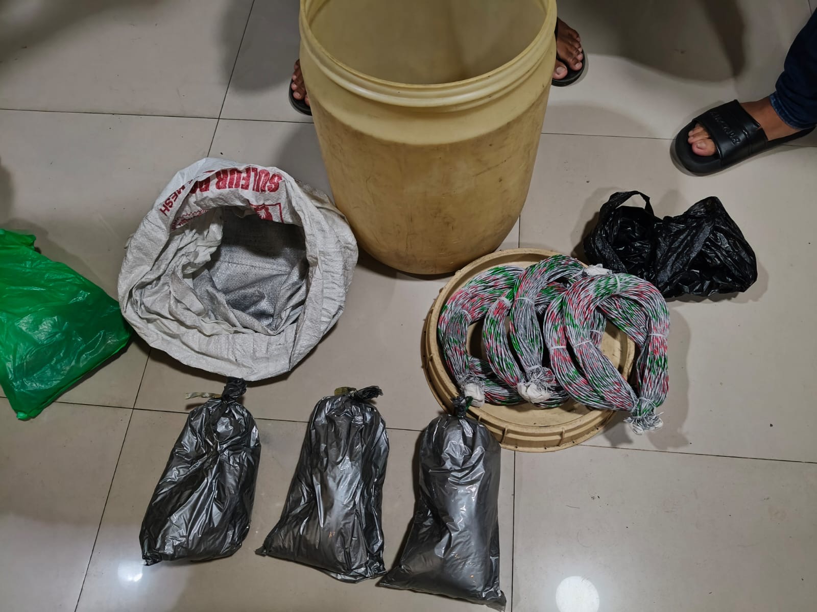 Polres Malang Bongkar Produksi Petasan Ilegal di Malang, 3 Kg Bubuk Mercon Disita 7 804e21ba 7cfe 422f 8b65 47d357cfe9fa