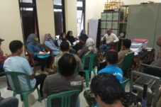 Puluhan Korban Dugaan Penipuan Bisnis Popok Bayi Datangi Rumah Orang Tua Terduga Pelaku di Lawang, Kerugian Capai Rp 5 Miliar 6 Puluhan Korban Dugaan Penipuan Bisnis Popok Bayi Datangi Rumah Orang Tua Terduga Pelaku di Lawang, Kerugian Capai Rp 5 Miliar