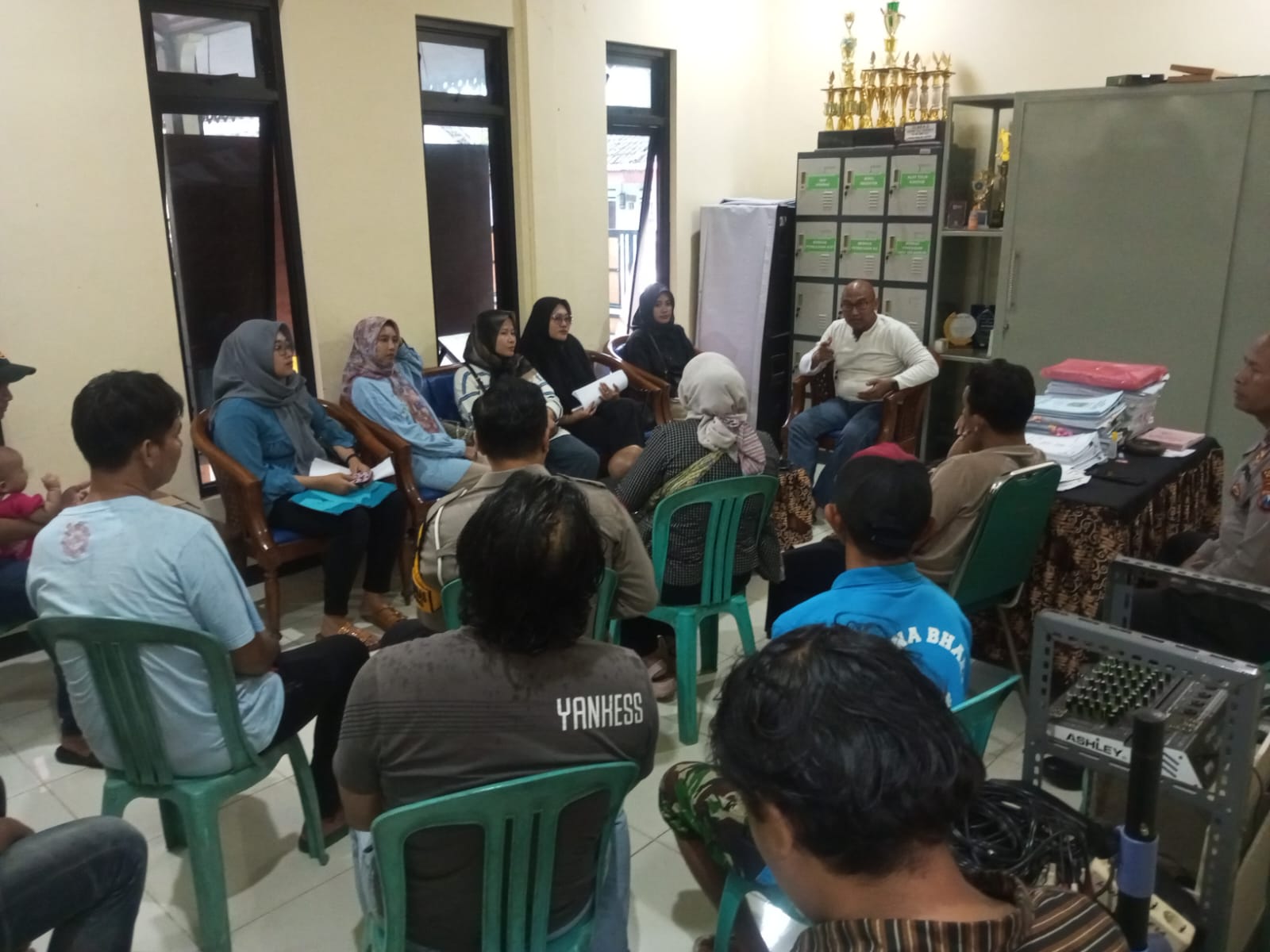 Puluhan Korban Dugaan Penipuan Bisnis Popok Bayi Datangi Rumah Orang Tua Terduga Pelaku di Lawang, Kerugian Capai Rp 5 Miliar 1 Puluhan Korban Dugaan Penipuan Bisnis Popok Bayi Datangi Rumah Orang Tua Terduga Pelaku di Lawang, Kerugian Capai Rp 5 Miliar