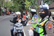 Polres Malang Bagikan Ratusan Takjil ke Pengguna Jalan 3 IMG 20260228 WA0020