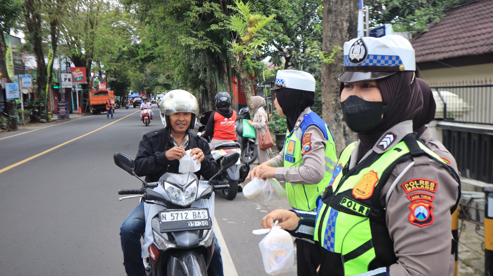 Polres Malang Bagikan Ratusan Takjil ke Pengguna Jalan 1 IMG 20260228 WA0020