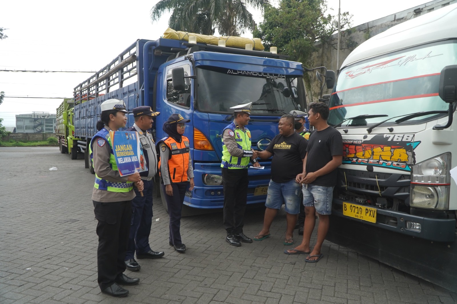 Polres Malang Tertibkan Truk Sumbu Tiga Saat Mudik Lebaran 7 0f0cf47e 787d 4c9d a7d3 a710dfa8e590