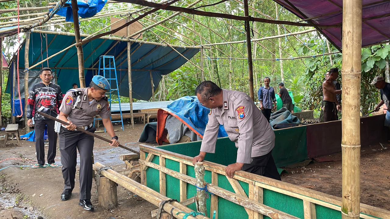 Polres Malang Bongkar Lokasi Diduga Arena Sabung Ayam di Gedangan 4 Polres Malang Bongkar Lokasi Diduga Arena Sabung Ayam di Gedangan