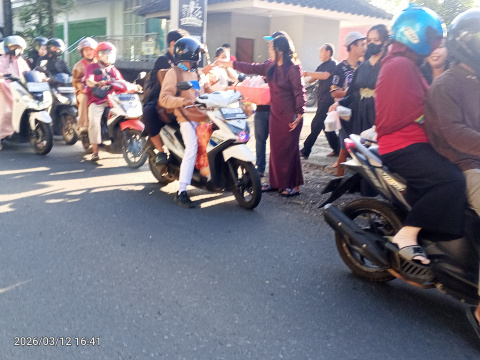 DeMaster Karaoke Kepanjen Bagikan 900 Paket Takjil di HUT ke-9