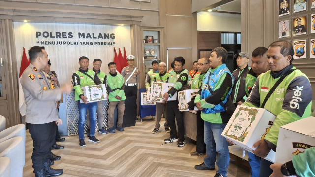 Polres Malang Bagikan Bingkisan Lebaran Untuk Komunitas Ojek Online 10 IMG 20260319 180039