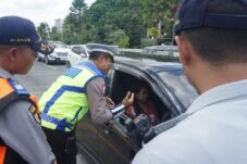 Satlantas Polres Malang Sapa Pemudik, Ingatkan Utamakan Keselamatan di Jalan 3 ab3e5758 f5bc 4c01 b89a 2d10e24515ab