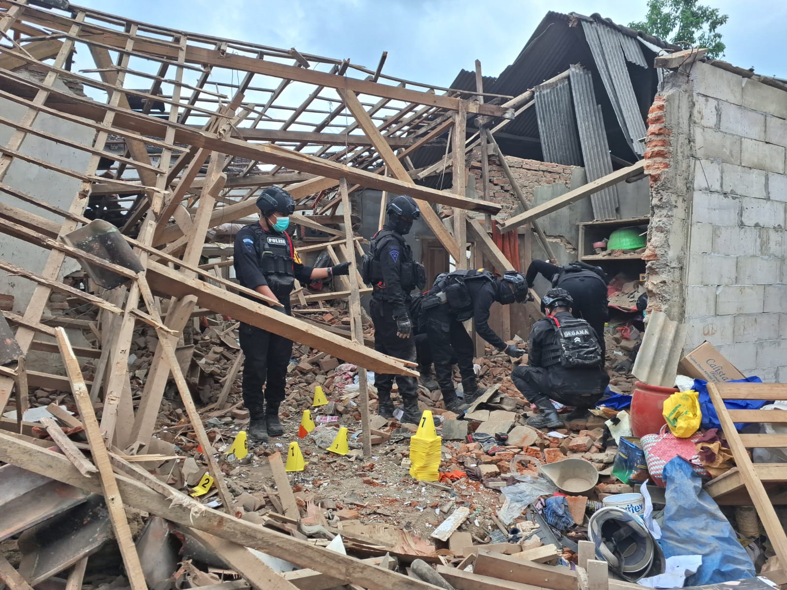 Rumah di Malang Meledak, Enam Orang Jadi Korban, Polisi Temukan Selongsong Petasan 7 Rumah di Malang Meledak, Enam Orang Jadi Korban, Polisi Temukan Selongsong Petasan