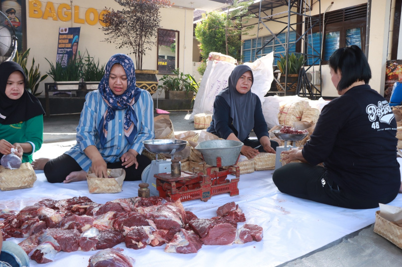 Kurangi Sampah Plastik, Polres Malang Bagikan Daging Kurban Menggunakan Besek Bambu 5 IMG 20260527 213616