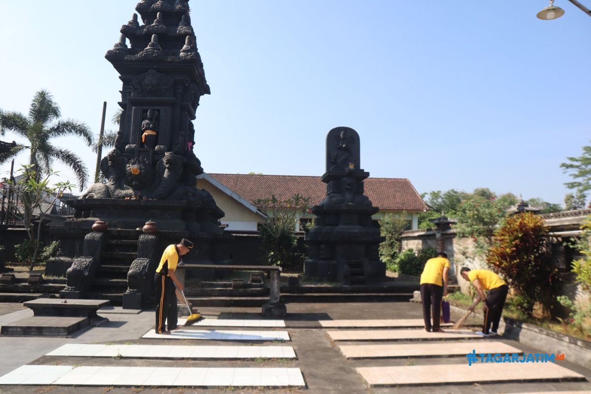 Polres Malang Bersihkan Pura Kendalisodo Sambut Hari Bhayangkara ke-80 6 Polres Malang Bersihkan Pura Kendalisodo Sambut Hari Bhayangkara ke-80